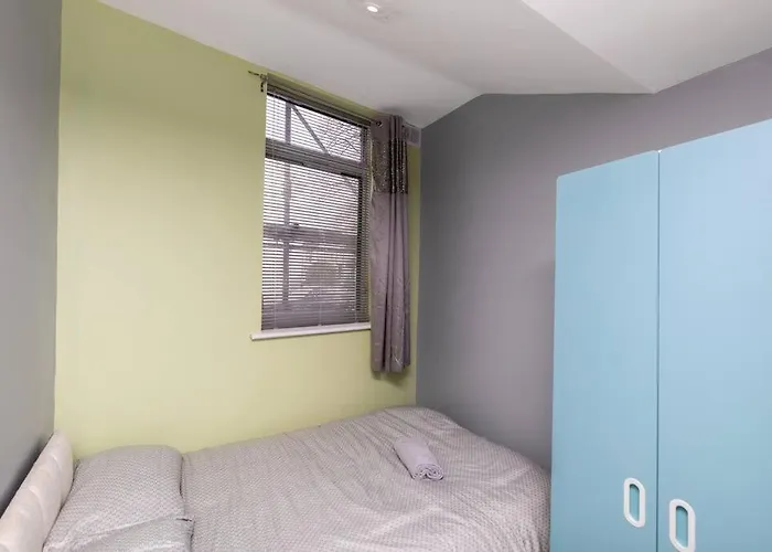 Luxury Living - Lovely 1 Bedroom Apartment